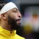 Lakers' Anthony Davis aggravates eye injury, exits vs. Wolves