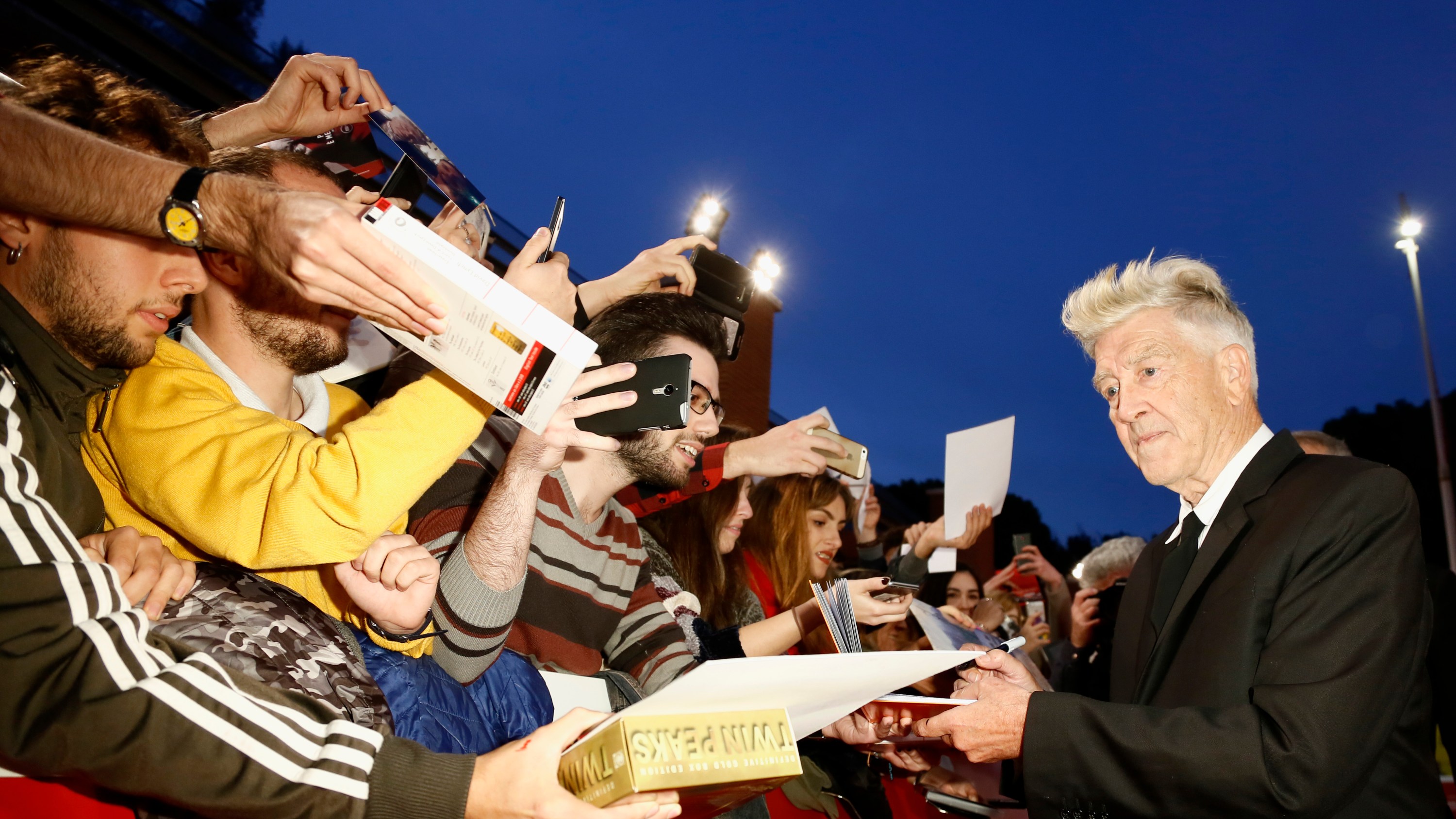 ROME, ITALY - NOVEMBER 04:  David Lynch signs autographs as he walks red carpet during the 12th Rome Film Fest at Auditorium Parco Della Musica on November 4, 2017 in Rome, Italy.  (Photo by Ernesto S. Ruscio/Getty Images)