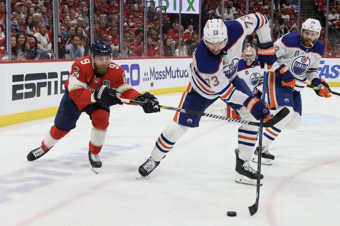 Edmonton's Vincent Desharnais of the Edmonton Oilers controls the puck against Sam Bennett of the Panthers.