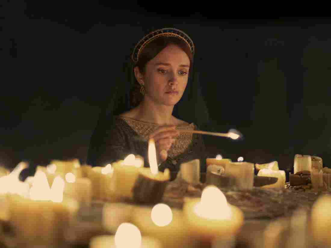 Queen Alicent (Olivia Cooke) and her candles.