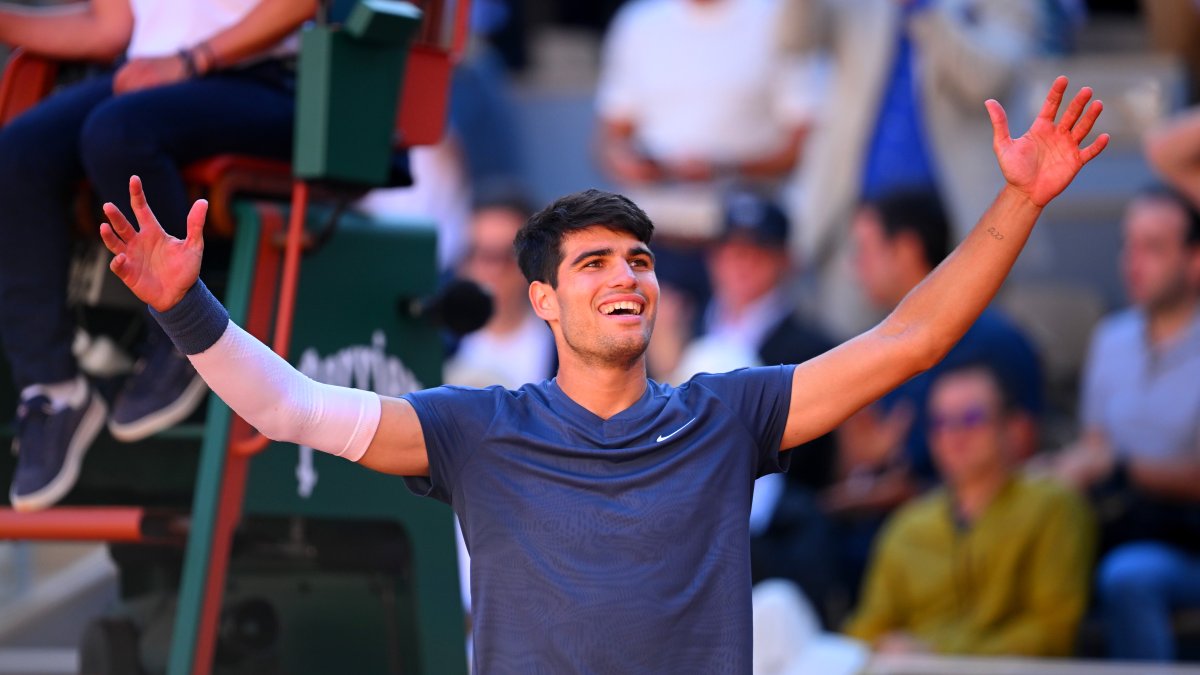 Carlos Alcaraz becomes youngest man to reach Grand Slam finals on all 3 surfaces – NBC Los Angeles