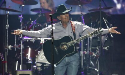 Country singer George Strait breaks the U.S. concert-crowd record