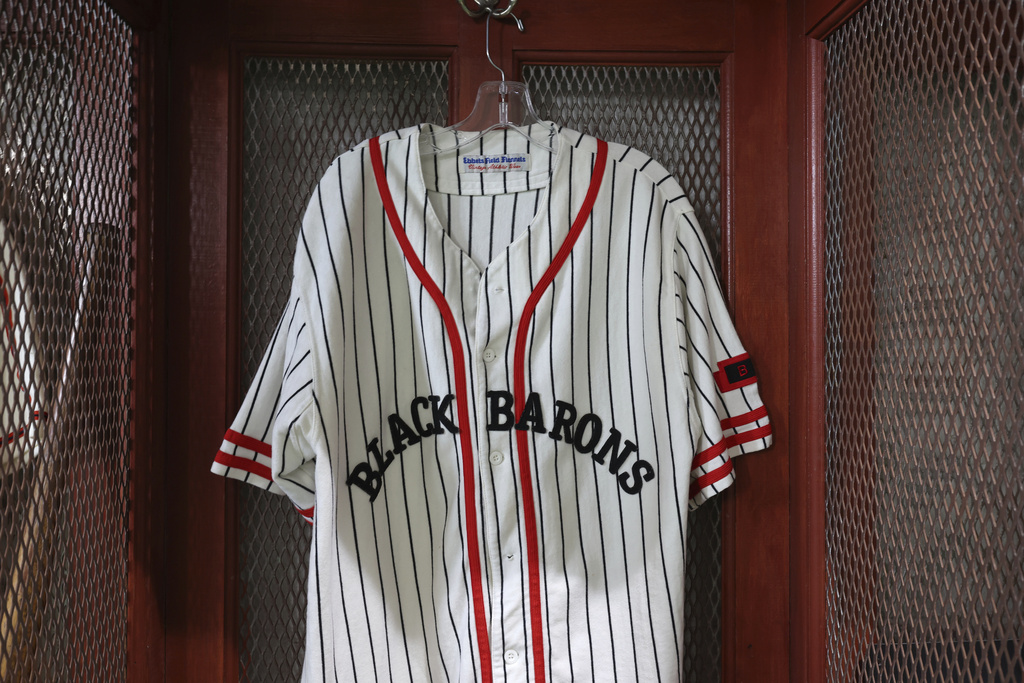 Rickwood Field MLB game honors Mays, Negro League players