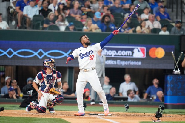 Dodgers outfielder Teoscar Hernández follows through during the All-Star Home...