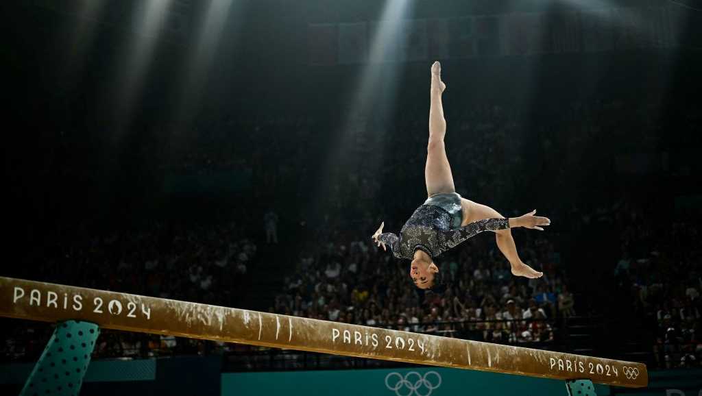 Suni Lee qualifies to defend her Tokyo gold