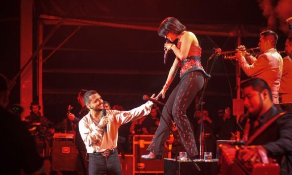 Ángela Aguilar y Christian Nodal por primera vez juntos en un escenario cantando su éxito “Dime Como Quieres”.