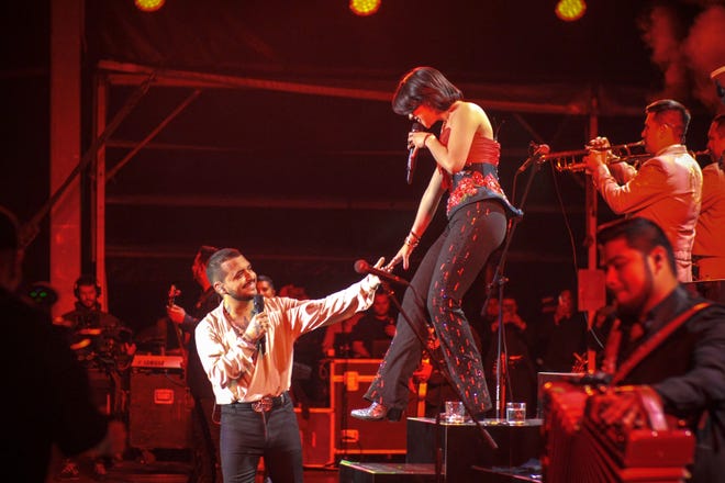 Ángela Aguilar y Christian Nodal por primera vez juntos en un escenario cantando su éxito “Dime Como Quieres”.