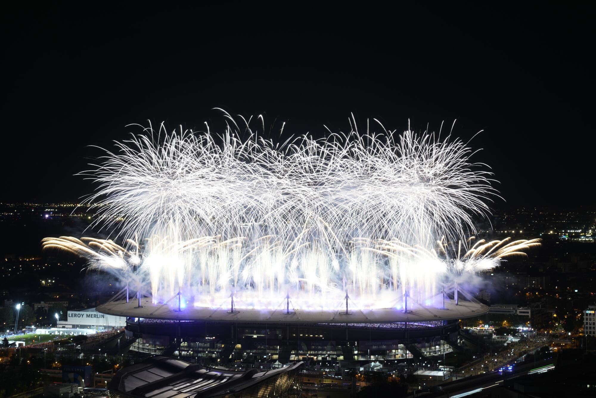 Fuegos artificiales señalan el final de la ceremonia de clausura de 