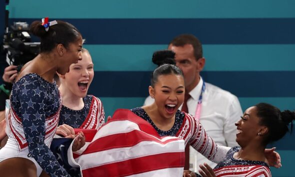 Ahead of team competition, Simone Biles and Jordan Chiles encouraged Suni Lee to “walk out like you’re the reigning Olympic champion.” – Exclusive