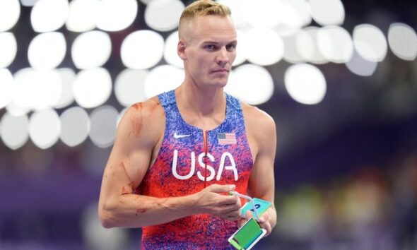 Sam Kendricks wins pole vault silver despite spikes puncturing hand